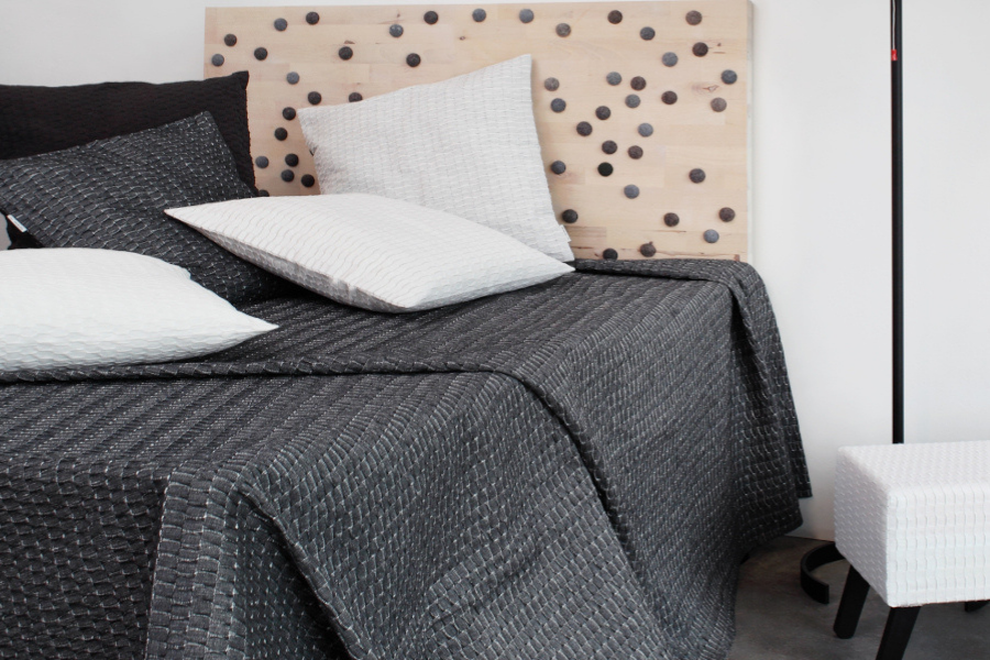 Lightweight bedspread with high air permeability made of linen