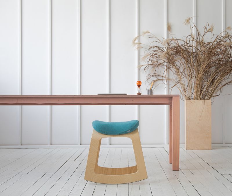 Ergonomic office stool for a healthy back