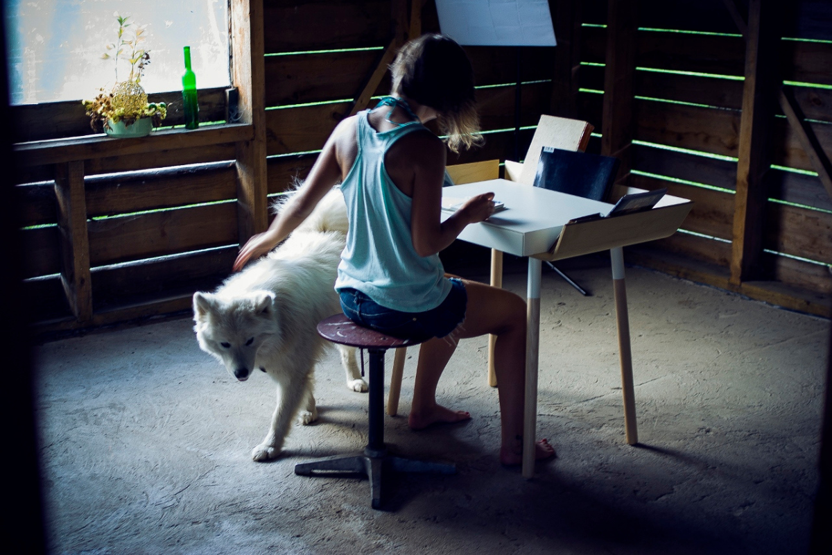 Desk in wood and white - sustainable