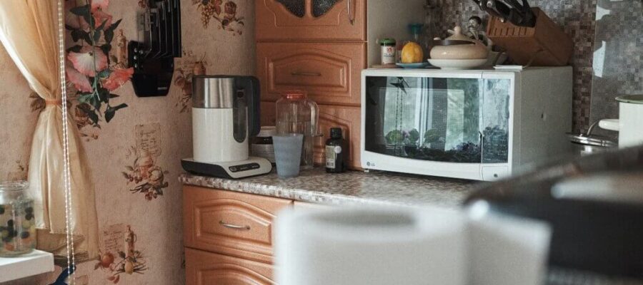 cleaning the microwave oven